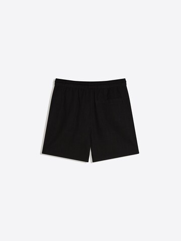 Bershka Regular Shorts in Schwarz