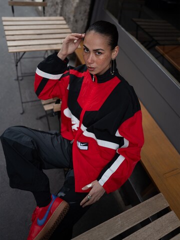 Nike Sportswear Демисезонная куртка 'STREET' в Красный