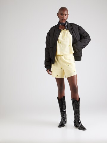 PIECES Regular Shorts 'PCSELENA' in Gelb
