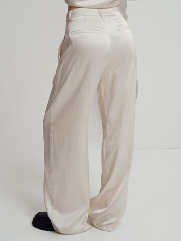 Loosefit Pantaloni 'EVE' di A LOT LESS in bianco