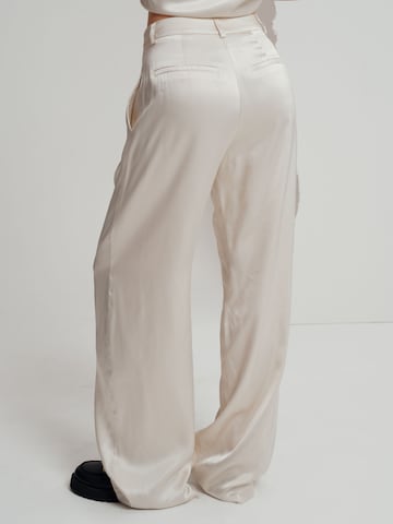 Loosefit Pantalon 'EVE' A LOT LESS en blanc