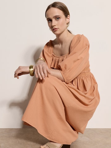 Robe ' ' Apricot en orange