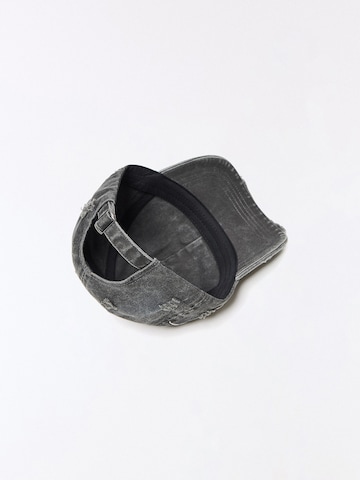 Bershka Lippalakki värissä musta