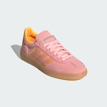 ADIDAS ORIGINALS Низкие кроссовки 'Handball Spezial' в Ярко-розовый