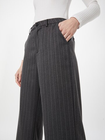 SISTERS POINT Wide leg Trousers 'ELVIA' in Grey