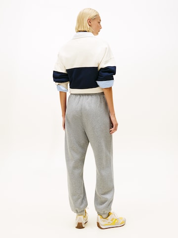 Tapered Pantaloni 'VARSITY' di TOMMY HILFIGER in grigio