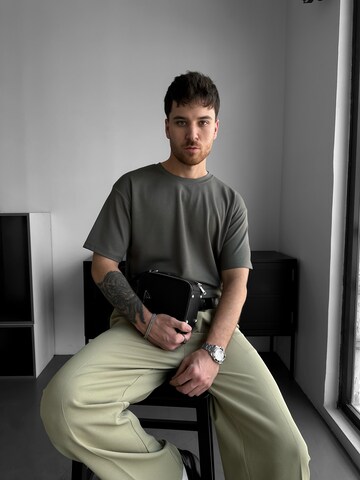 Kleidermafia - Camiseta 'Loose Fit Basic T-shirt - Khaki' en verde