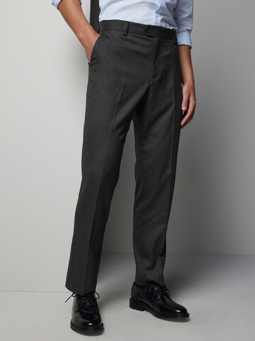 Next - regular Pantalón de pinzas en gris