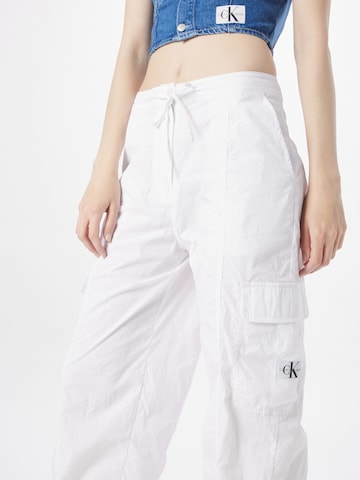 Calvin Klein Jeans Широка кройка Карго панталон в бяло