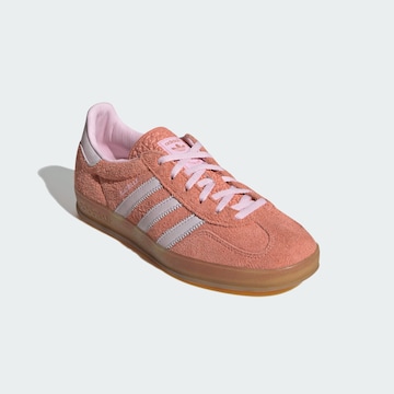 ADIDAS ORIGINALS Sneaker low 'Gazelle' i rød