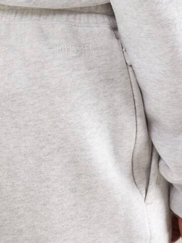 HOLLISTER - Regular Calças em cinzento