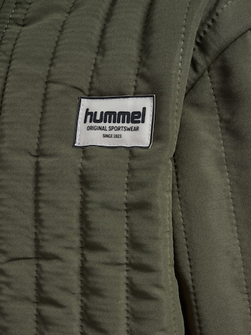 Hummel Regular Fit Funktionsjakkesæt i grøn