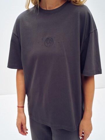T-shirt 'Jenna' ABOUT YOU x Toni Garrn en gris