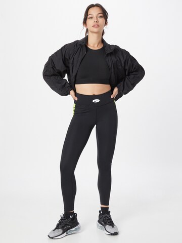 NIKE Skinny Sporthose in Schwarz