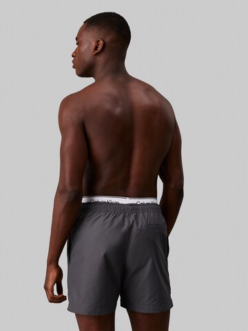 Calvin Klein Swimwear Szorty kąpielowe 'META LEGACY' w kolorze szary