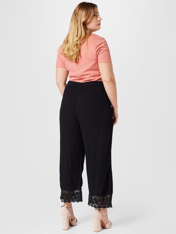 ABOUT YOU Curvy Loosefit Byxa 'Carmina' i svart