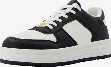 Bershka Sneakers laag in Zwart: voorkant