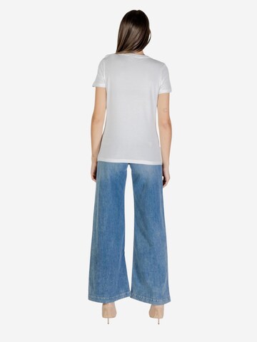 Top 'BRIANA SS T-SHIRT V3BI11 J1314' di GUESS in bianco