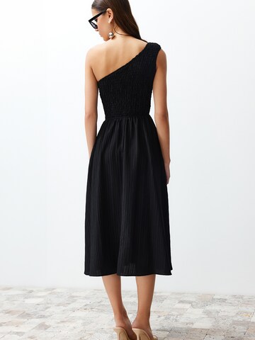 Trendyol Kleid in Schwarz