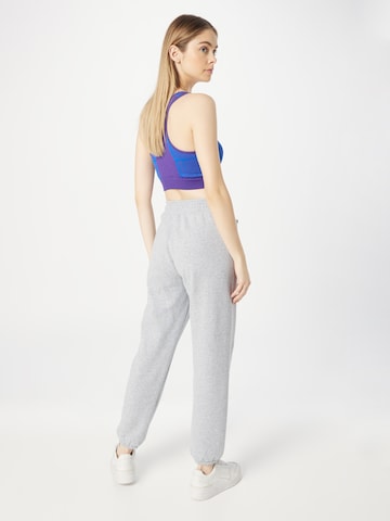 Tapered Pantaloni sportivi di DKNY Performance in grigio