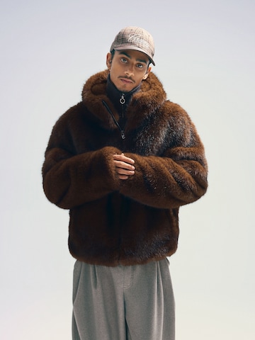 Bershka Kurtka przejściowa w kolorze brązowy: przód