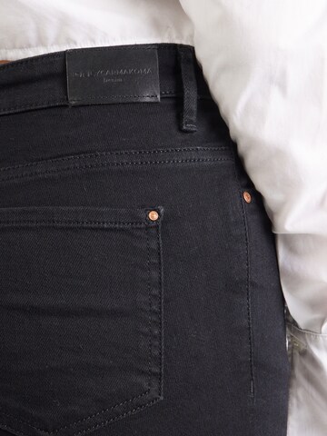 Coupe slim Jean 'CARSui' ONLY Carmakoma en noir