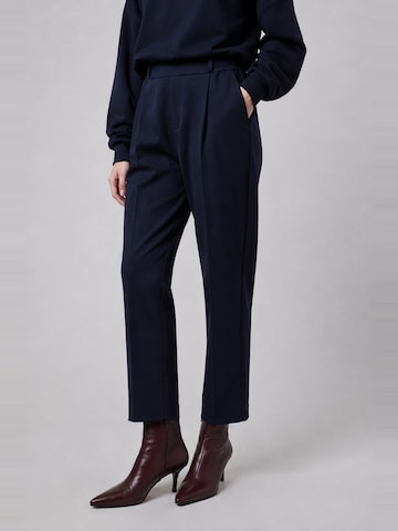 OWN Off With Nature - Regular Calças 'Pantalone Gamba Dritta alla Caviglia in Interlock Navy' em azul: frente