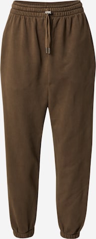 A LOT LESS Tapered Broek 'Ida' in Bruin: voorkant