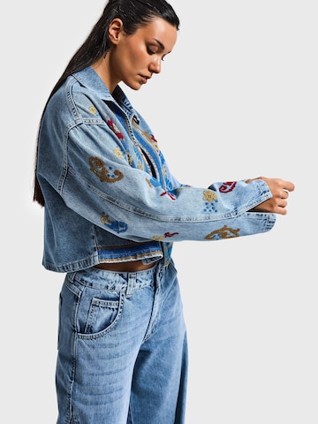 Gilet 'Cropped Denim Jacket' IT'S BASIC en bleu