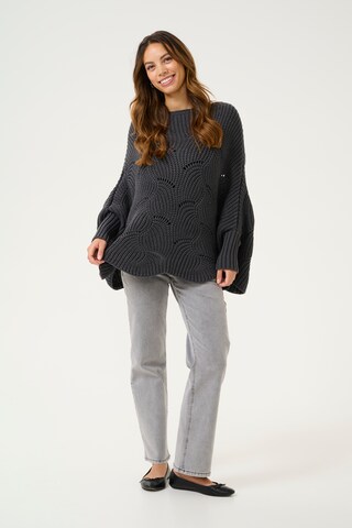 Cream Cape 'Mistletoe' in Grau