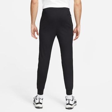 Tapered Pantaloni 'Tech Essentials' de la Nike Sportswear pe negru