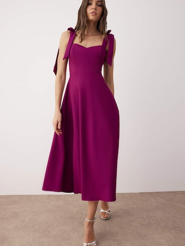 Trendyol Jurk in Lila: voorkant