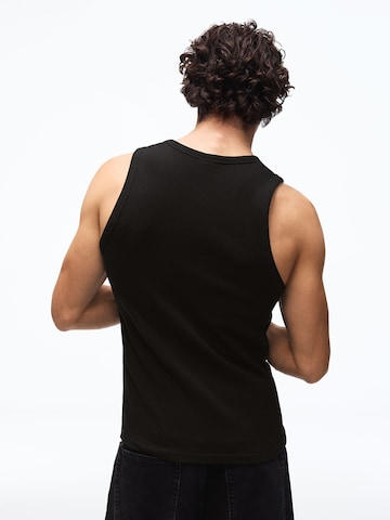 Tricou de la Bershka pe negru