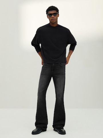 Bershka Rozkloszowany krój Jeansy w kolorze czarny: przód