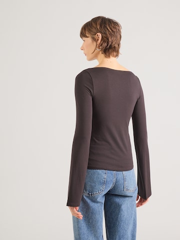 WEEKDAY Тениска 'Annie' в кафяво