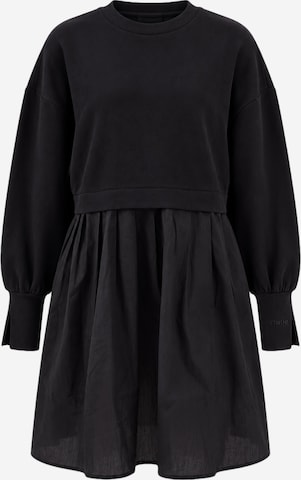 Kamila Šikl - Vestido en negro: frente