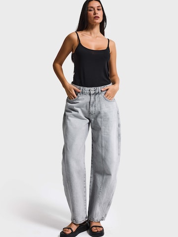 IT'S BASIC Vat Jeans 'BARREL BALLOON MID RISE JEANS' in Grijs