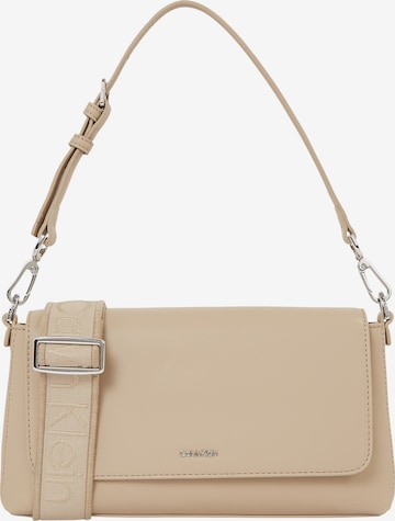 Calvin Klein Schoudertas 'MUST' in Bruin: voorkant