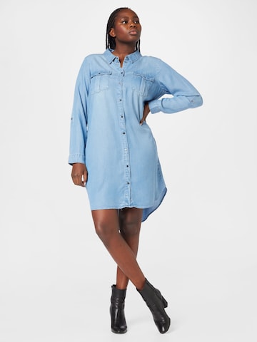 Robe-chemise 'Sila' Vero Moda Curve en bleu