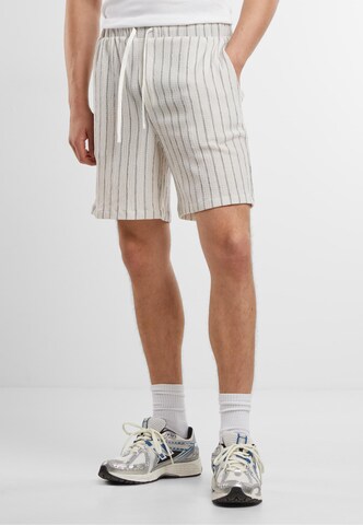 Urban Classics Regular Pants in White: front