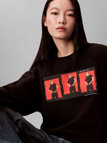 Bluză de molton 'OUTTAKES' de la Calvin Klein pe negru