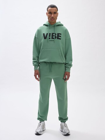 V!BE STUD!OS - Tapered Pantalón en verde