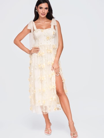 Rochie de seară de la Ombre pe bej