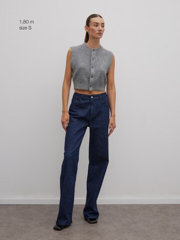 RÆRE by Lorena Rae Weste in Grau