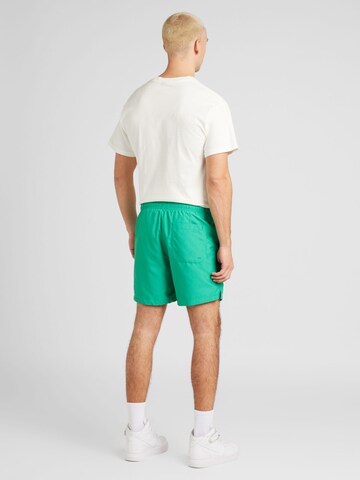 Regular Pantaloni de la Nike Sportswear pe verde