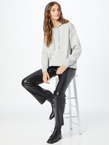 Sweat-shirt 'Chilli' PIECES en gris