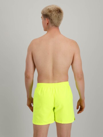 Regular Boardshorts Nike Swim en jaune
