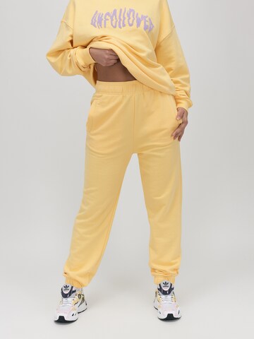 Effilé Pantalon 'VIBE' UNFOLLOWED x ABOUT YOU en jaune : devant