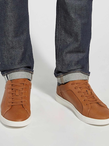 Dune LONDON Sneakers laag 'Traces' in Bruin