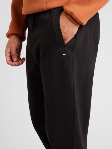 TOMMY HILFIGER - Tapered Calças em preto